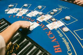 Antarmuka aplikasi evosgaming di perangkat mobile dengan menu sportsbook dan casino